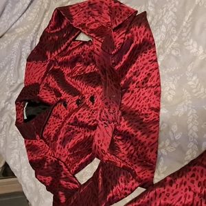 Skirt suit set by Le Suit. It's shiny maroon w. Black leopard size 8 women's.